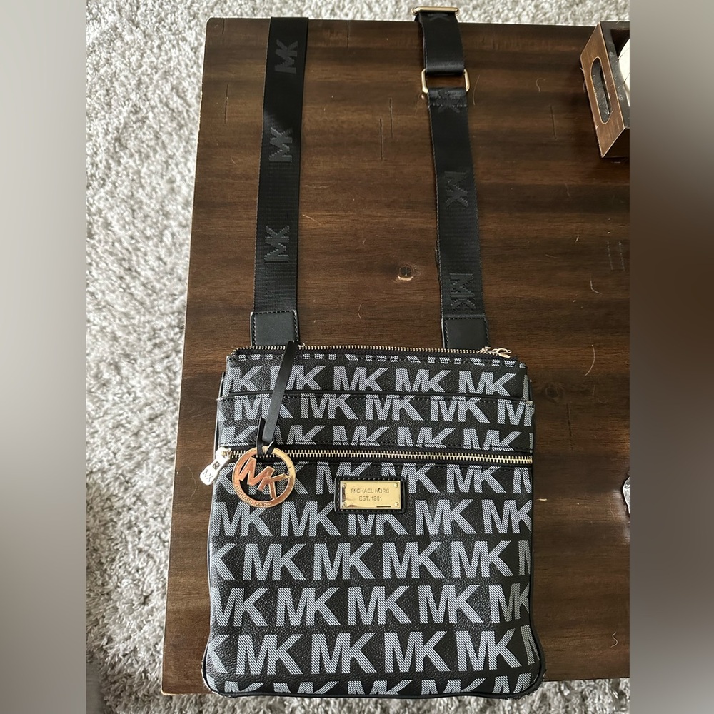 *PRICE DROP* MICHAEL KORS Cross Body - Black